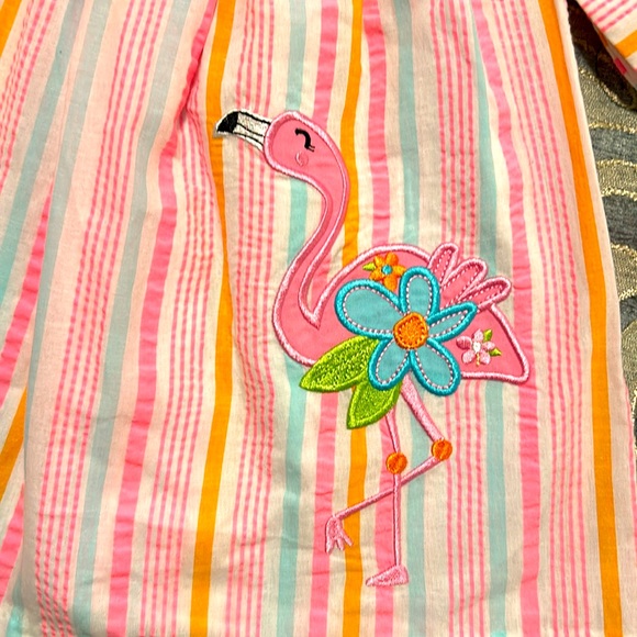 Rare Editions Seersucker Dress with Flamingo Appliqué and matching hat - Picture 2 of 5